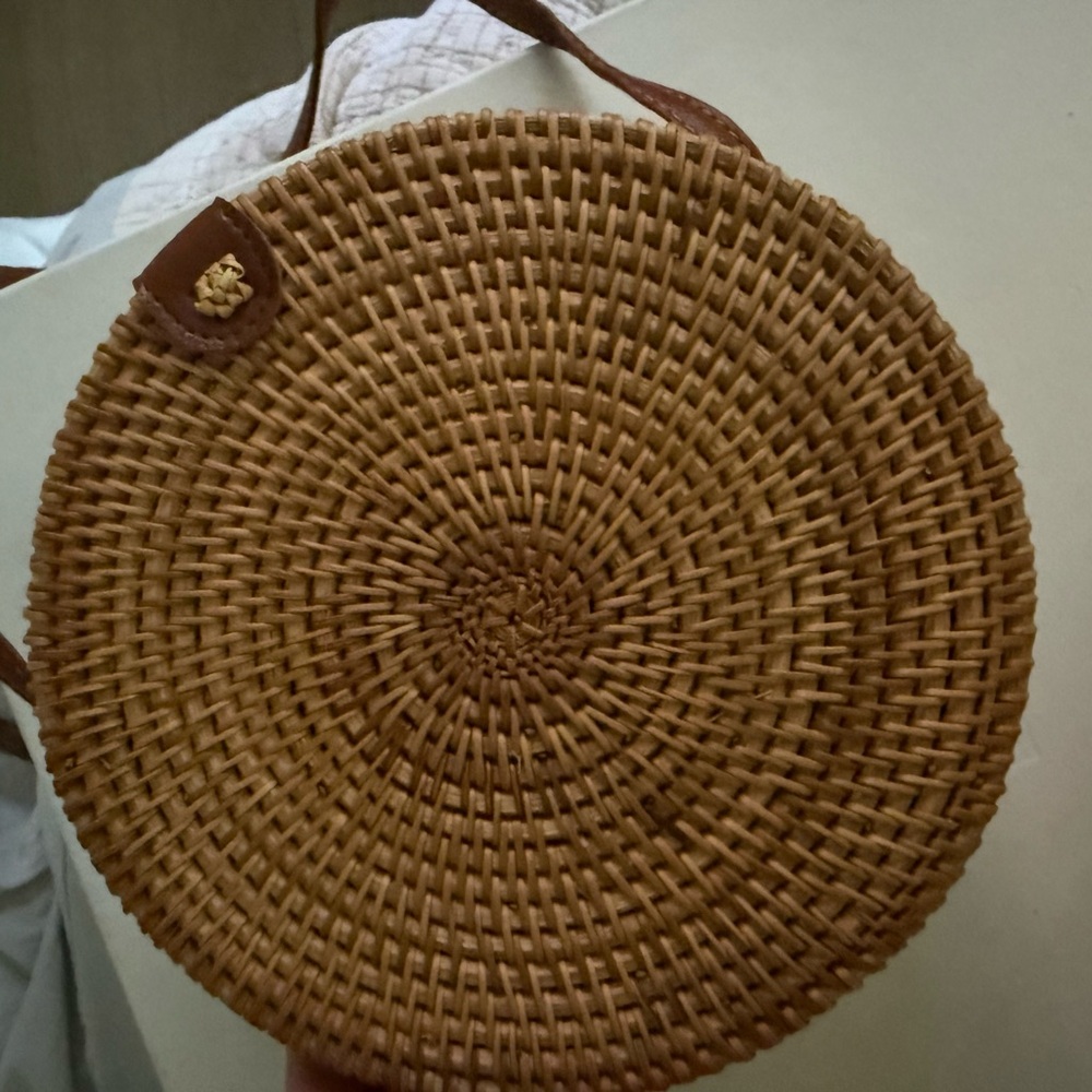 Elegant Woven Crossbody Bag in Tan